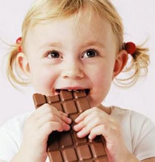 a_baby_comendo_chocolate2.jpg