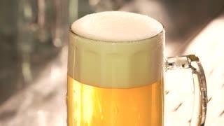 videoblocks-perfect-beer-froth-head-of-beer-with-perfect-foam-beer-foam-reducing_ssvz5sdef_thumbnail-small01.jpg